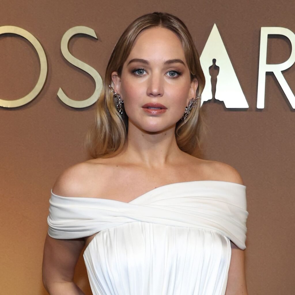 Jennifer Lawrence on Sex Scenes With Robert Pattinson, Strangers